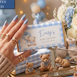 Könnte beinhalten: Eine Babyparty-Einladung mit blauem Vichy-Muster und dem Text "Emily's Baby Shower". Die Einladung zeigt eine Teddybär-Illustration und ist von Teddybär-Figuren und Blumen umgeben.