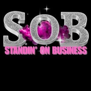 Può includere: Una tazza di ceramica bianca con manico nero e la scritta "But First, Coffee" in grassetto nero. La tazza è posta su uno sfondo sfocato, che suggerisce un'atmosfera accogliente.