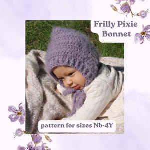 Könnte beinhalten: Eine lavendelfarbene Häkel-Pixie-Mütze mit strukturierter, flauschiger Optik und Kinnbändern. Das Bild enthält den Text Frilly Pixie Bonnet und pattern for sizes Nb-4Y, umgeben von violetten Blumenillustrationen auf einem hellen Hintergrund.