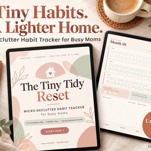 Pode incluir: Dois tablets exibindo um rastreador de hábitos de organização digital intitulado The Tiny Tidy Reset. A tela mostra texto incluindo Tiny Habits. A Lighter Home., Declutter Habit Tracker for Busy Moms e Undated PDF. A interface apresenta formas abstratas em rosa, verde e creme com desenhos de folhas.