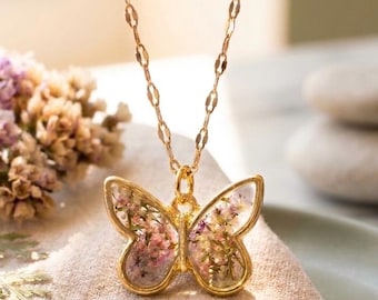 Collana con ciondolo a farfalla e fiore pressato "Non ti scordar di me", in resina botanica dorata, placcata oro 18 carati