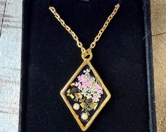Collana con ciondolo botanico rosa a forma di diamante dorato, con fiori pressati in resina – Forma di diamante dorata
