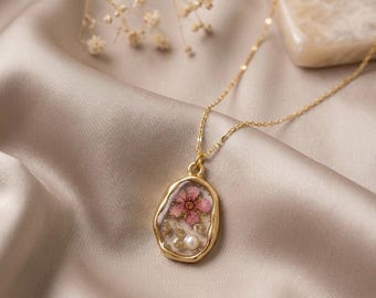 Collana in resina ispirata alla pietra portafortuna di giugno, ciondolo con perla e fiore pressato, placcata in oro 18 carati