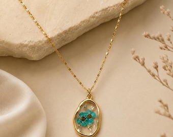 Collana con ciondolo floreale blu in resina, realizzata a mano, con catena placcata in oro 18 carati.