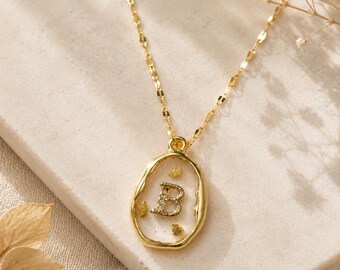 Collana con iniziale personalizzata, ciondolo in resina placcata oro 18 carati, gioielli con scaglie d'oro, minimalista e delicato