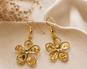 Orecchini pendenti a forma di fiore in resina con scaglie d'oro, delicati gioielli floreali in stile cottagecore