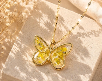 Collana con ciondolo a forma di farfalla e fiori pressati placcati in oro / cristalli Swarovski, gioiello ispirato alla natura