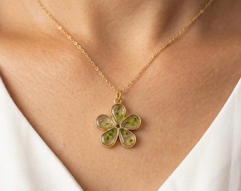 Ciondolo in resina con fiore verde pressato autentico / Collana con catena a satelliti dorata