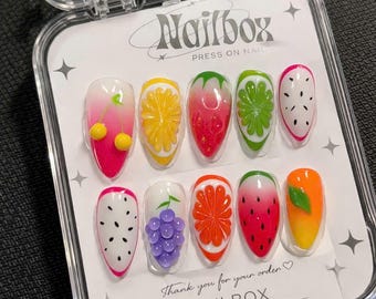 Lindas uñas postizas con diseño de frutas veraniegas en 3D: cereza, uva, limón y sandía. Uñas coloridas, brillantes y hechas a mano. Set de uñas reutilizable. Regalo para ella.