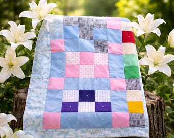 Colcha infantil de retazos de sofá reclinable en tonos azul pastel y rosa pastel