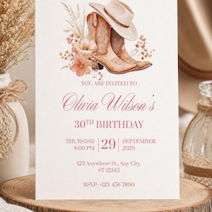 Könnte beinhalten: Eine Geburtstagseinladung mit einer Aquarellillustration von Cowboy-Stiefeln, einem Hut und floralen Akzenten. Der Einladungstext lautet "Olivia Wilson's 30. Geburtstag" mit Datum und RSVP-Informationen.