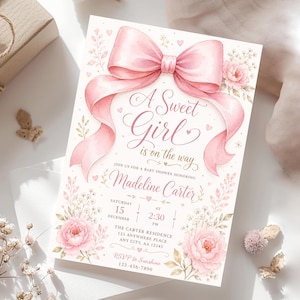 Può includere: Un invito rettangolare per baby shower con un grande fiocco rosa ad acquerello nella parte superiore e decorazioni floreali in basso. Il testo recita A Sweet Girl is on the way, in onore di Madeline Carter, con data, ora e luogo dell'evento.