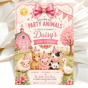 Pode incluir: Um convite de aniversário retangular com um celeiro rosa, um sol sorridente e um grande laço rosa no topo. O texto diz CALLING ALL PARTY ANIMALS, Daisy's THIRD BIRTHDAY, com animais da fazenda usando chapéus de festa de bolinhas.