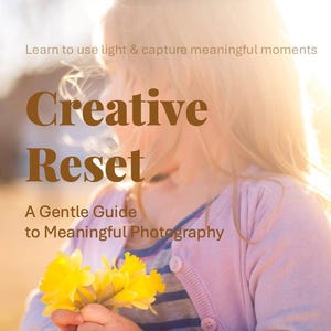 Puede incluir: Una persona sosteniendo un ramo de flores amarillas, vistiendo una rebeca rosa. La imagen tiene el texto "Creative Reset: A Gentle Guide to Meaningful Photography" y "Learn to use light & capture meaningful moments."