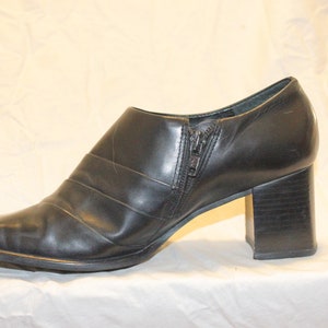 size 7 WOMEN BLACK LEATHER Boots,women Gianni Bini boots,vintage women leather ankle boots,black leather booties 7,women leather booties 7