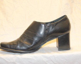 size 7 WOMEN BLACK LEATHER Boots,women Gianni Bini boots,vintage women leather ankle boots,black leather booties 7,women leather booties 7