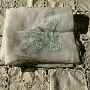 VGT WEDDING HANDKERCHIEF,vintage embroidered handkerchief,vintage embroidered hankies,vintage embroidery flower hanky,vintage hanky pocket