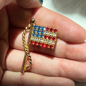  COREXISLY 2 Piece Crystal American Flag Pin USA Brooch Pins For  Beauty Fashion Patriotic Medal US Lapel Either Male Or Female: Clothing,  Shoes & Jewelry