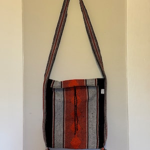 HOBO TEJIDO CROSSBODY, bolso mexicano de punto tejido, bolso azteca de punto tejido, bolso mexicano de punto tejido, bolso bandolera Artesanias Lillo, bandolera