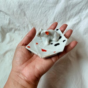 Cinzeiro vintage em forma de elefante com acabamento brilhante, louça com acabamento brilhante, prato vintage em forma de elefante com acabamento brilhante, cinzeiro vintage em forma de carta de baralho, cinzeiro vintage em forma de elefante com carta de baralho