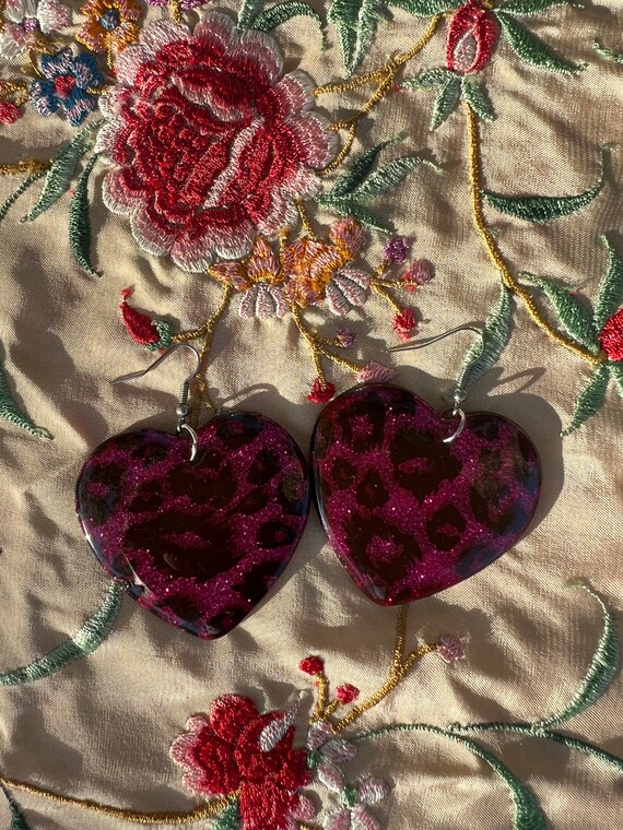 VINTAGE HEART GLITTER Earrings,vintage big heart earrings,big heart pink glitter earrings,big heart earrings,vintage cheetah heart earrings