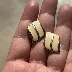 VINTAGE RETRO STUD Earrings,vintage small enamel earrings,vintage small stud earring,vintage enamel jewelry,vintage post earrings jewellery