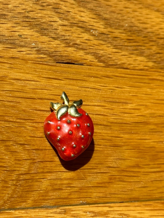 VINTAGE STRAWBERRY BROOCH,vintage strawberry brooc