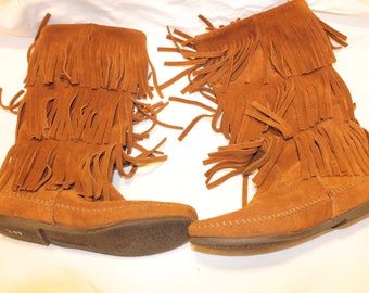 size 6,MINNETONKA FRINGE BOOTS,minnetonka moccasins,minnetonka boots,minnetonka tassel boots,minnetonka boots women,minnetonka aztec boots