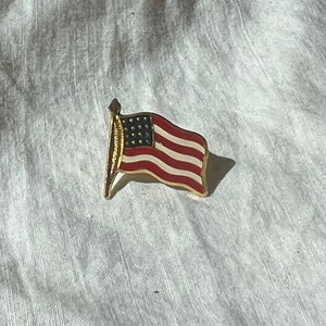 VINTAGE AMERICAN FLAG Brooch,vintage America Flag brooch,vintage American flag pin,vintage patriotic flag pin,vintage veteran flag pin,flag
