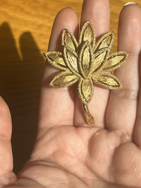 VINTAGE AVON FLOWER Brooch,Vintage Signed Avon bro