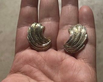 VINTAGE SHELL GOLD Earrings,vintage shell earrings,vintage gold scallop earrings,vintage clam shaped earrings,gold shell button earrings