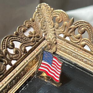 VINTAGE AMERICAN FLAG Brooch,vintage America Flag brooch,vintage American flag pin,vintage patriotic flag pin,vintage veteran flag pin,flag