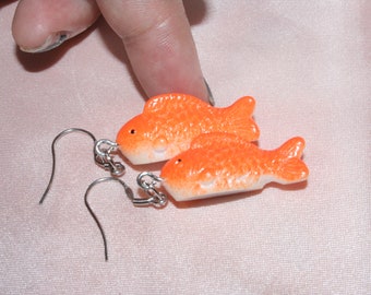 SMALL GOLDFISH EARRINGS,fish earrings dangle,fish earrings drop,fish earrings fun,fish shape style earrings,orange fish earrings,goldfish