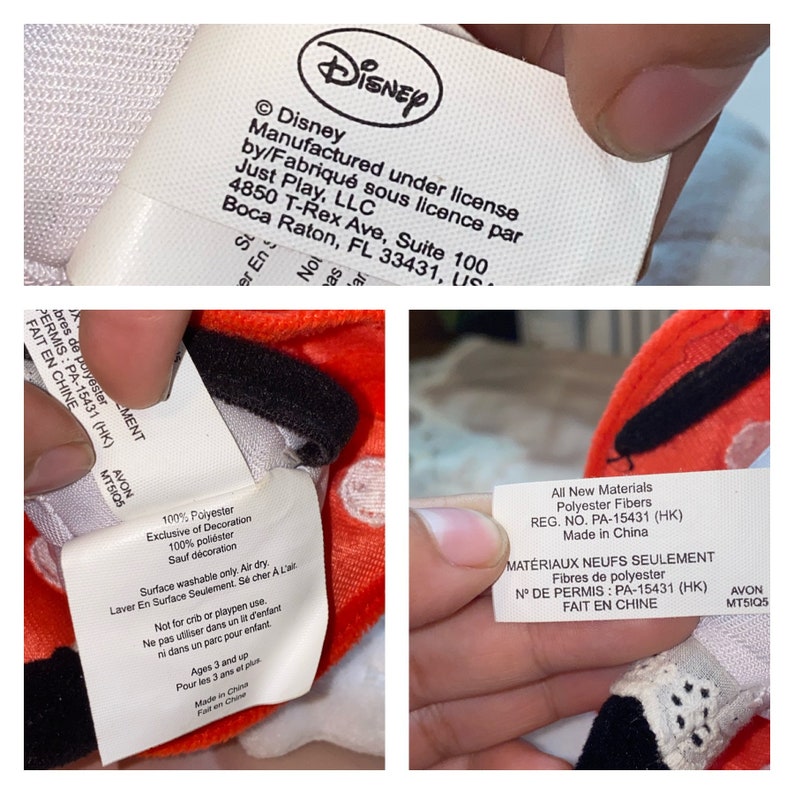 Op de afbeelding: Een rood en wit pluche speelgoed met een wit stippenpatroon. Het speelgoed heeft een label met de tekst "&copy; Disney Gemaakt onder licentie van/Manufactured under license by Just Play, LLC 4850 T-Rex Ave, Suite 100 Boca Raton, FL 33431, US".