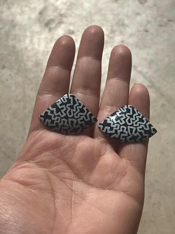 VINTAGE RETRO TRIANGLE Earrings,vintage triangle earrings,vintage big triangle earrings,triangle oversized earrings,black triangle earrings