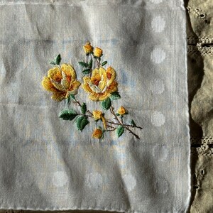 VINTAGE FLORAL CORNER Hanky,vintage embroidered hanky,vintage yellow floral embroidered hanky,vintage embroidered corner hanky,vintage hanky