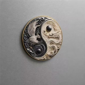 Può includere: Un medaglione circolare con un design in rilievo raffigurante una fenice e un drago disposti in un motivo yin-yang. La fenice è raffigurata in toni scuri a sinistra, mentre il drago in toni chiari a destra, entrambi accentuati da sfere.