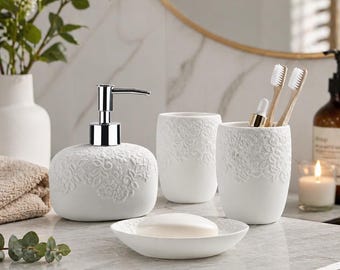 Juego de baño de cerámica blanca con relieve: Colección de accesorios de tocador de 4 piezas