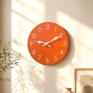 Orologio da parete moderno arancione, silenzioso, design scandinavo, arredamento per soggiorno in stile metà secolo.