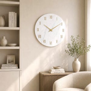 Decoración de pared minimalista de mármol, reloj silencioso dorado con números romanos, estilo escandinavo moderno.