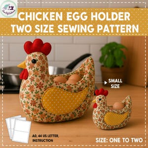 Peut inclure: Un patron de couture pour un porte-œufs en forme de poulet, disponible en deux tailles. Les supports en forme de poulet sont en tissu floral avec un accent jaune à pois. Le texte de l'image indique "CHICKEN EGG HOLDER TWO SIZE SEWING PATTERN".