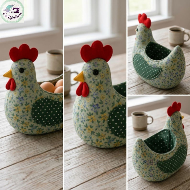 K&ouml;nnte beinhalten: Ein stofflicher, h&uuml;hnerf&ouml;rmiger Eierkorb mit rotem Kamm und Kehllappen, gelbem Schnabel und gr&uuml;nen Tupfen. Der Korb ist aus Stoff mit Blumenmuster gefertigt. Das Logo "Sew By Suliman" befindet sich in der oberen linken Ecke.