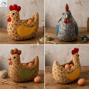 K&ouml;nnte beinhalten: Vier Stoff-H&uuml;hner-Eierhalter. Jedes Huhn hat ein Blumenmuster in verschiedenen Farben, mit Details wie einem roten Kamm, einem gelben Schnabel und einem gelben oder gr&uuml;nen Fl&uuml;gel. Die Eierhalter sind mit braunen Eiern gef&uuml;llt.