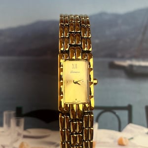 Rechthoekig gouden armbandhorloge in Zwitserse stijl met gepolijste meervoudige schakelband