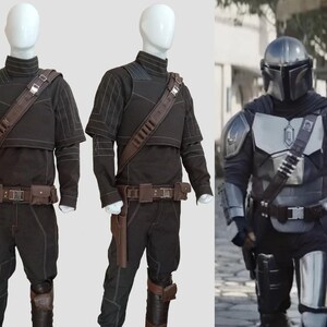 Pu&ograve; includere: Costume nero con dettagli marroni, tra cui tracolla, cintura e fondina. Il costume presenta un collo alto ed &egrave; esposto su un manichino. Un'immagine separata mostra un costume simile con elmetto e armatura, suggerendo un tema fantascientifico o cosplay.
