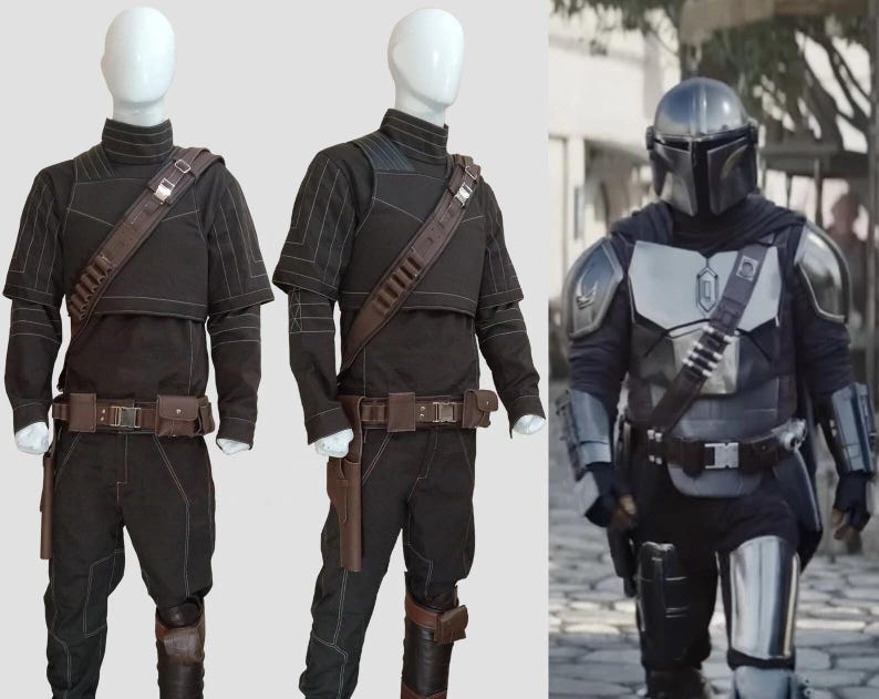 Pu&ograve; includere: Costume nero con dettagli marroni, tra cui tracolla, cintura e fondina. Il costume presenta un collo alto ed &egrave; esposto su un manichino. Un'immagine separata mostra un costume simile con elmetto e armatura, suggerendo un tema fantascientifico o cosplay.