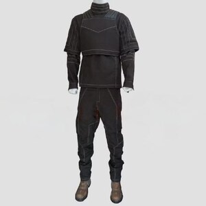 Pu&ograve; includere: Completo tattico nero con cuciture bianche, composto da un top a collo alto, una giacca a maniche corte e pantaloni. L'outfit &egrave; abbinato a stivali marroni. Il design presenta un motivo geometrico sul petto e sulle spalle.