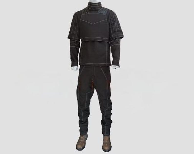 Pu&ograve; includere: Completo tattico nero con cuciture bianche, composto da un top a collo alto, una giacca a maniche corte e pantaloni. L'outfit &egrave; abbinato a stivali marroni. Il design presenta un motivo geometrico sul petto e sulle spalle.