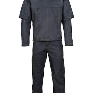 K&ouml;nnte beinhalten: Ein dunkelgraues zweiteiliges Outfit. Das Oberteil hat einen hohen Kragen, kurze &Auml;rmel &uuml;ber langen &Auml;rmeln und sichtbare N&auml;hte. Die passende Hose hat verst&auml;rkte Kniepatches. Das Outfit ist auf Zweckm&auml;&szlig;igkeit und Haltbarkeit ausgelegt.