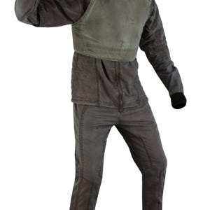 Puede incluir: Mono gris con chaleco, con cuello alto y costuras cosidas. El chaleco es de un gris m&aacute;s claro que el resto del conjunto. Las mangas tienen pu&ntilde;os negros. Los pantalones tienen costuras cosidas.